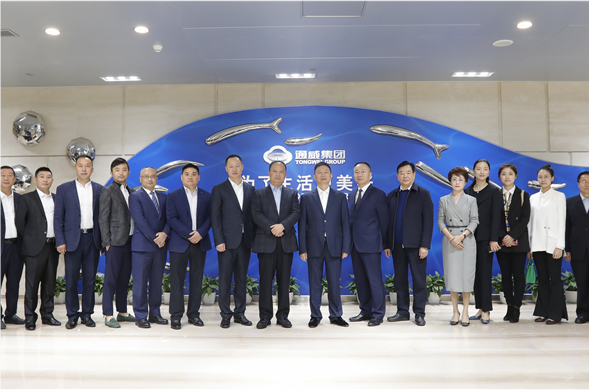 彩运网水务集团董事长费功全一行参观考察通威集团